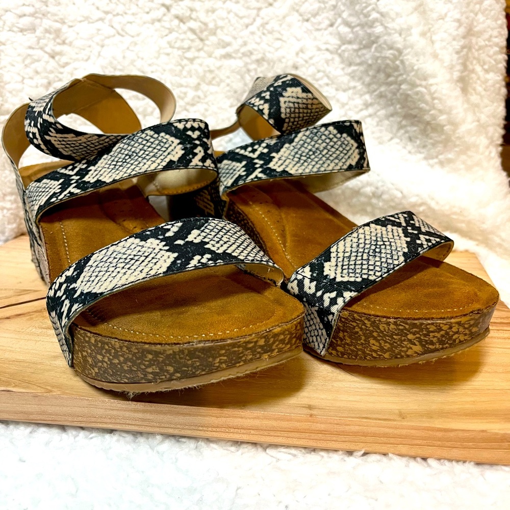 Madden Girl Snake Skin Pattern Wedges Women’s Size 8.5